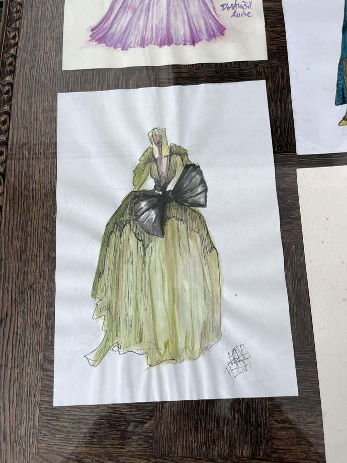 Zelený model s výraznou mašlí si dokážeme představit na jednom z honosných pražských či brněnských plesů. 