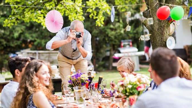 Sezóna zahradních party je tady. Přinášíme pár tipů, na co nezapomenout při plánování, aby hosté byli v teple, dobře najedení a večer měl ten správný vibe.