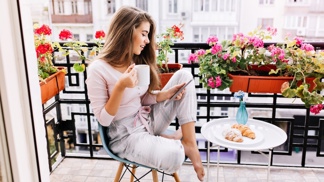 Jak proměnit i ten nejmenší panelákový balkon v soukromou oázu klidu