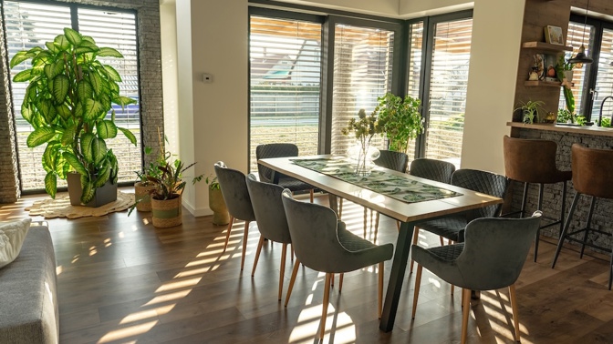 Jak správně kombinovat stínění a design interiéru pro moderní domácnost?