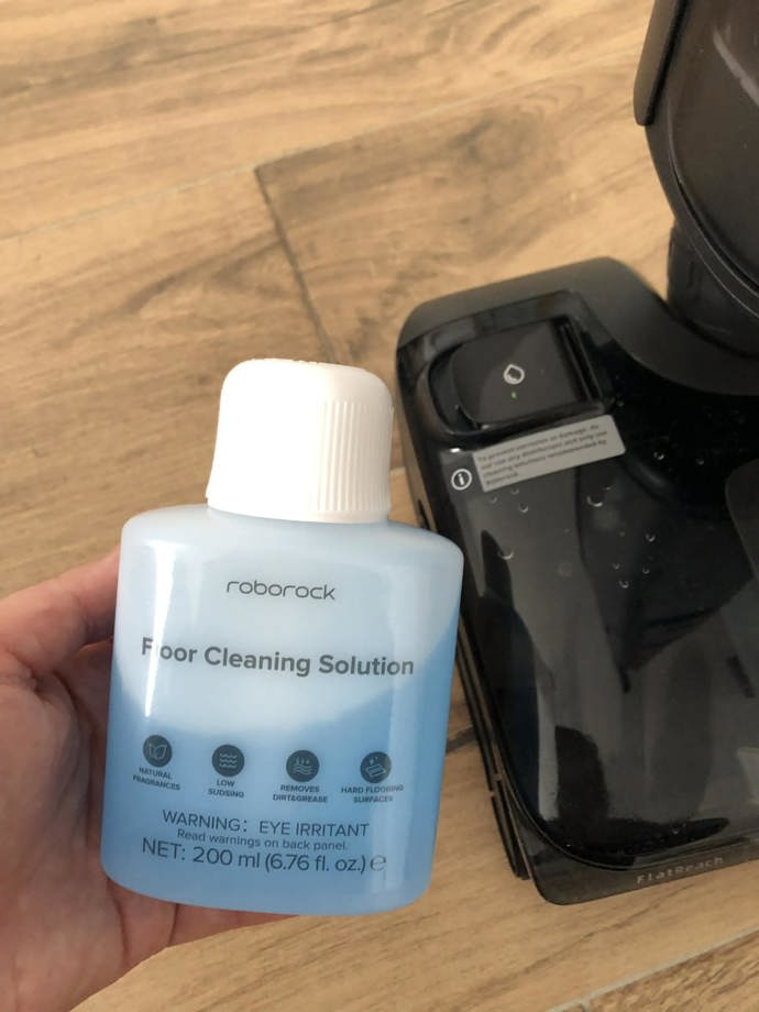 Důležitou "přísadou", kterou přidáte do vody, jíž naplníte zásobník, je originální čisticí prostředek, který jako jediný doporučuje výrobce.