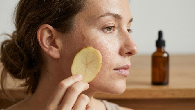 Sbohem pigmentové skvrny: Obyčejná brambora za pár korun je vymaže lépe než chemie