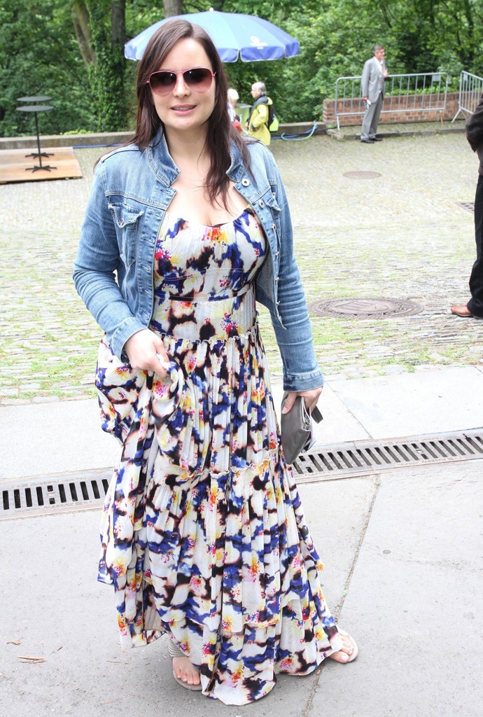 Když je chladněji, přes šaty můžete jako Jitka obléknout džínovou bundu. 