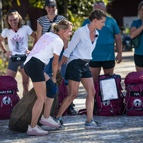 Sandra a Viola Černodrinské musely tahat těžký pytel s uhlím.