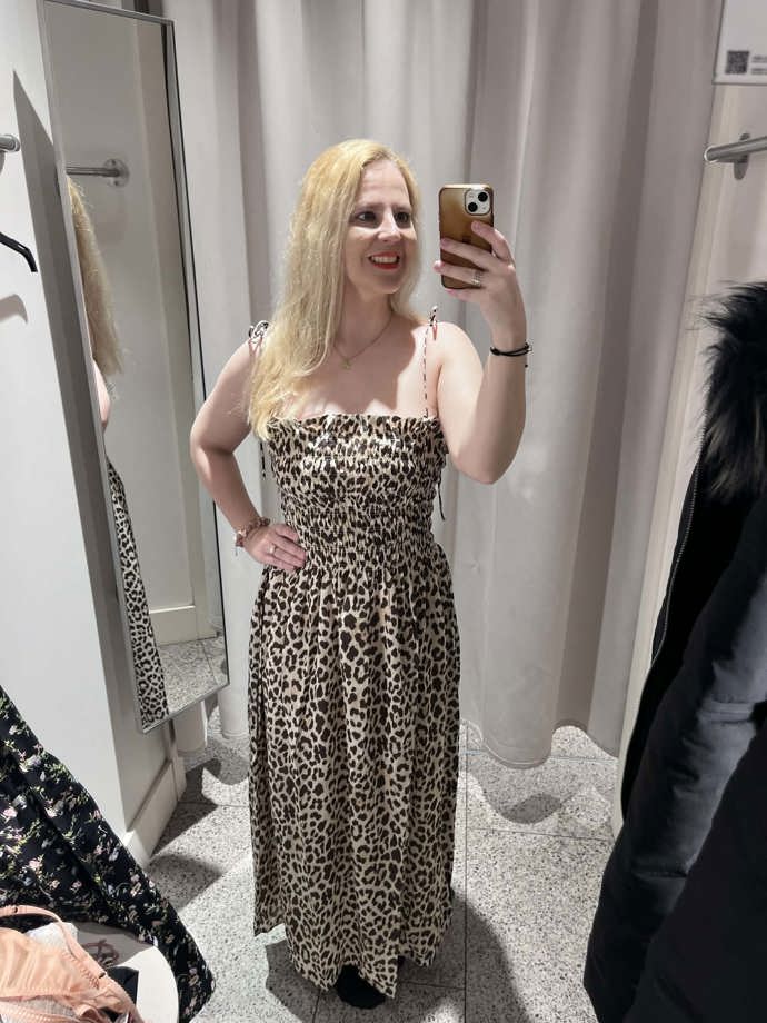 Narazit ale můžete i na kousky s leopardím vzorem, který se oblibě těší už několik sezon a nikam nemizí ani letos. Tyto šaty s pružnou vrchní částí, o kterou se postaralo žabičkování, pořídíte v H&M za 739 Kč.