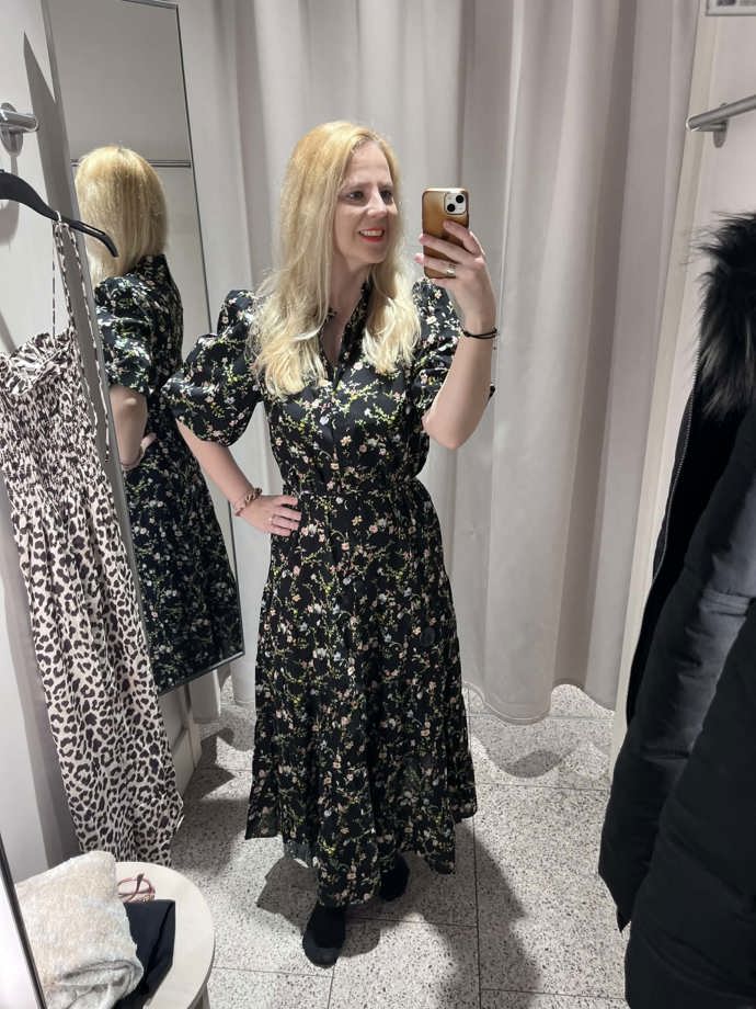 Stejná cena, stejný obchod, ale jiný model. Nadčasové, univerzálně lichotivé, a přesto velmi šik. Takové jsou košilové šaty s nesmrtelným květinovým potiskem, který letos najdete i v takovýchto tmavších provedeních.