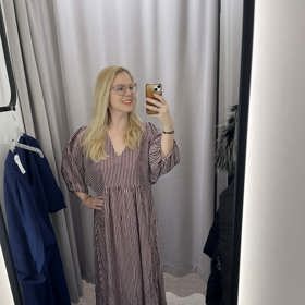 Stejný model, jiné barevné provedení. A není divu. Letos totiž ve velkém frčí i právě proužky.