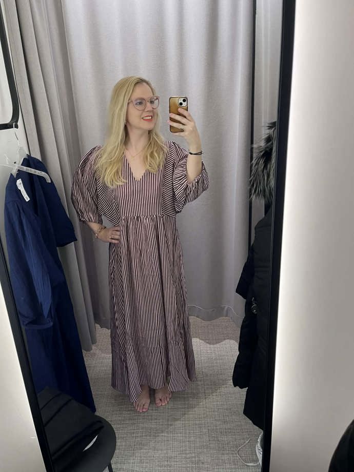 Stejný model, jiné barevné provedení. A není divu. Letos totiž ve velkém frčí i právě proužky.