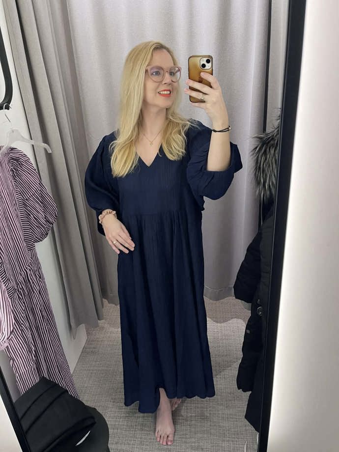 Redaktorka Veronika nejprve zavítala do prodejny značky Lindex, kde objevila tyto tmavomodré pohodlné šaty. Takové kousky nabízejí nespočet možností stylingu. Koupíte je za 1199 Kč.