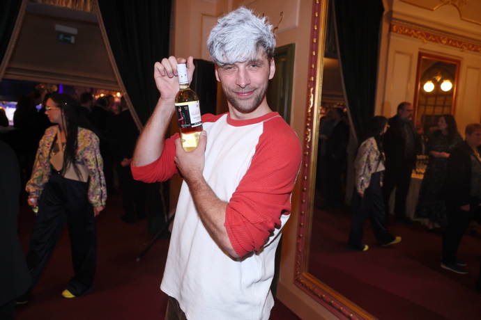 Roman Tomeš má platinové vlasy.