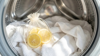 Vaše zašedlé prádlo bude opět zářit sněhobílou čistotou: Jeden rozkrojený citron v plátěném pytlíku vymaže v bubnu pračky šedý nános dřív, než stačíte pověsit