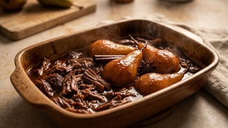 Proč k masu v pekáčku vždy přihodit neoloupanou hrušku? Vykouzlí nejsilnější omáčku vašeho života a maso, které se jen rozpadá