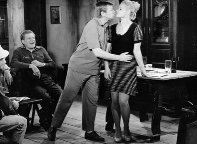 Snímek ze seriálu Chalupáři z roku 1975. Na foto Jaroslav Moučka, Václav Sloup a Gabriela Vránová při trénování divadelní scény v epizodě s názvem Režisér.