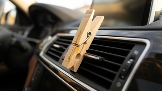 Sbohem drahé osvěžovače do auta: Stačí připnout na ventilaci obyčejný kolíček a interiér bude měsíce vonět jako luxusní parfumerie