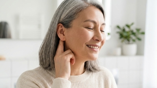 Sbohem oteklá tvář: Tento minutový trik s ušima vymaže únavu a po padesátce okamžitě nastartuje lymfu