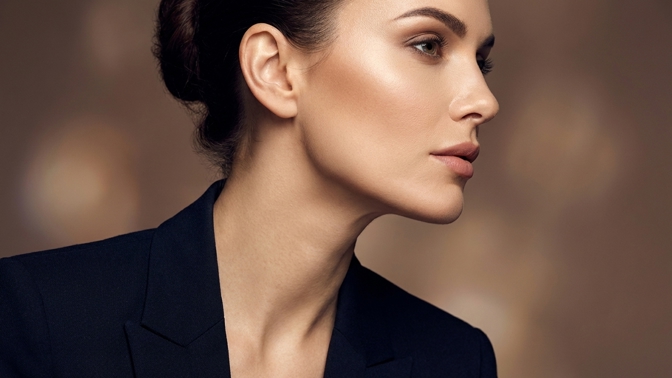 Nehledejte pomoc u chirurga, ale na horním patře: Tato finta s jazykem vymaže dvojitou bradu a vyostří rysy