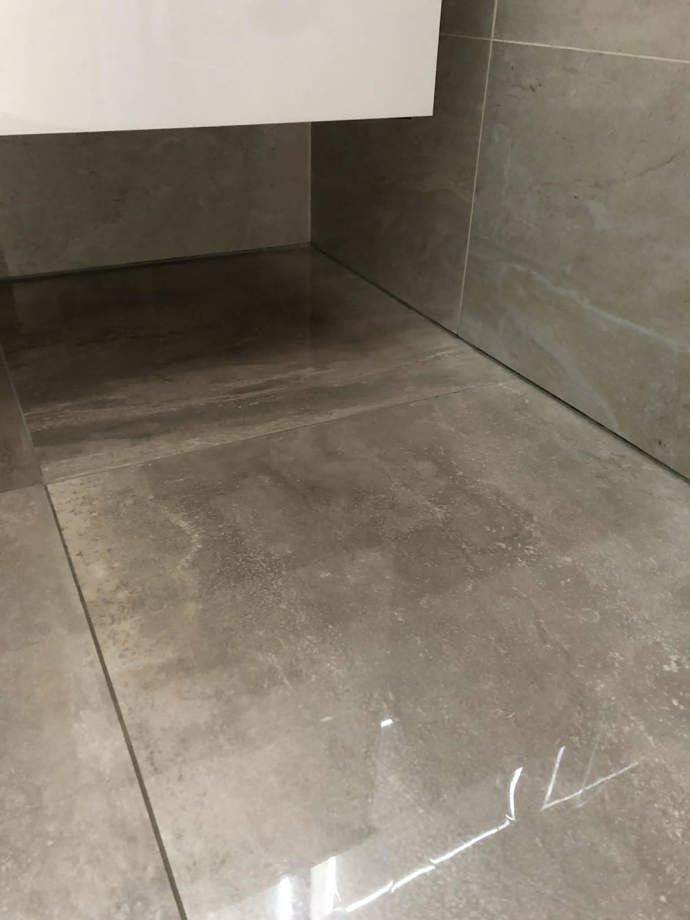 Podlaha po vytření v koupelně - bez kapiček a beze šmouh nebo špíny.