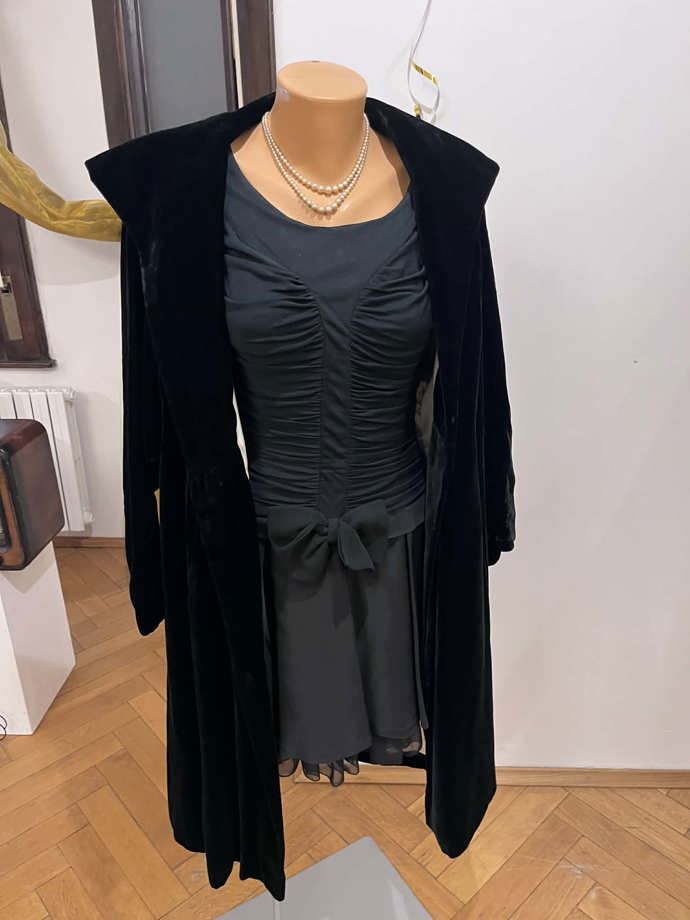 Některé modely se drží decentních střihů, ovšem nechybí šperky. 