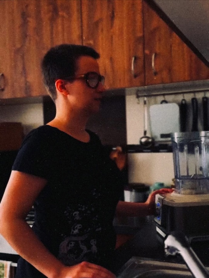 Neodmyslitelnou součástí programu je i legendární a velmi vulgární živý dabing.