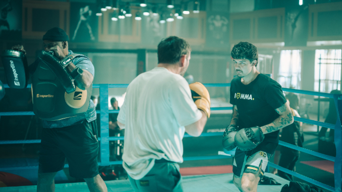 První ukázka z filmu Bojovník odhaluje syrové drama o hledání druhé šance: Milan Ondrík svádí nejtěžší zápas svého života