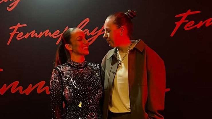 Samantha s přítelkyní.