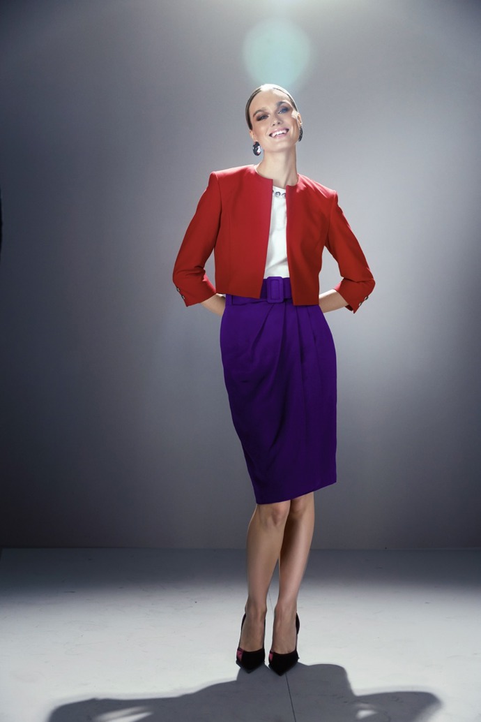 Právě krátký střih kabátku dokonale ladí s delší pouzdrovou sukní.