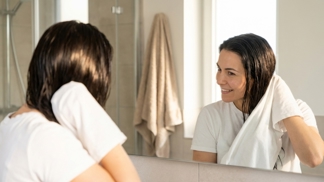 Největší nepřítel lesklých vlasů visí přímo ve vaší koupelně: Staré tričko je promění v hladké hedvábí i bez drahé kosmetiky