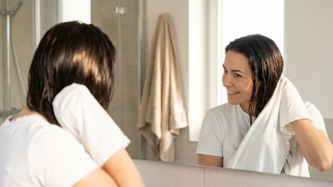 Největší nepřítel lesklých vlasů visí ve vaší koupelně: Staré tričko je promění v hladké hedvábí