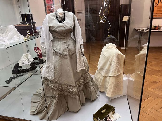 Plesové šaty z 19. století působí o poznání cudněji než modely, které známe dnes. 