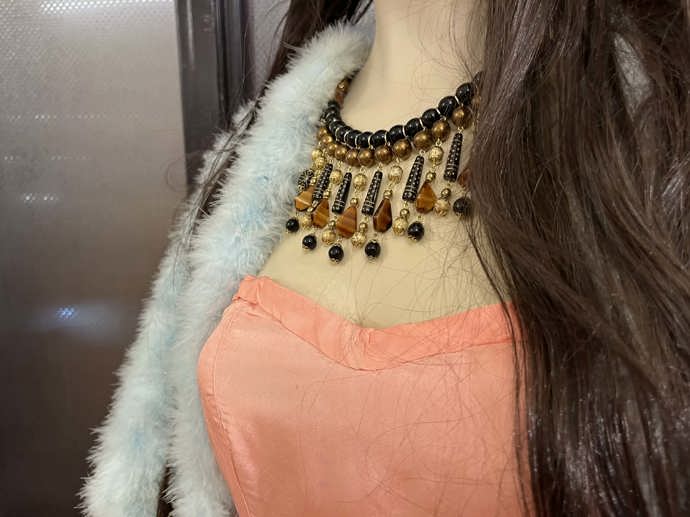 Bižuterie je velmi výrazná. 