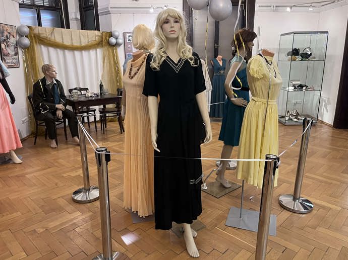 V průběhu let se plesové šaty proměnily. Jsou jednodušší, lehčí a také odhalenější. 