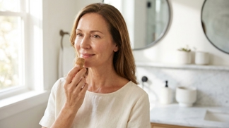 Zapomeňte na drahé krémy: Tento tříminutový trik s obyčejným korkem dokáže po padesátce s povislým obličejem zázraky