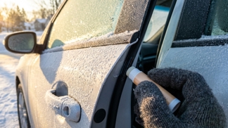 Tyčinka na rty dokáže v mrazu zachránit i vaše auto: Tato vteřinová finta na těsnění ukončí ranní souboj s přimrzlými dveřmi bez rizika utržené kliky