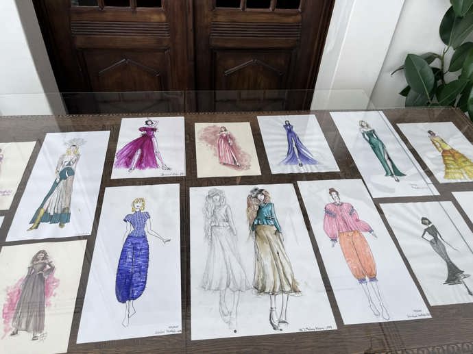 Studenti muzeu zapůjčili také své skici plesových šatů. 