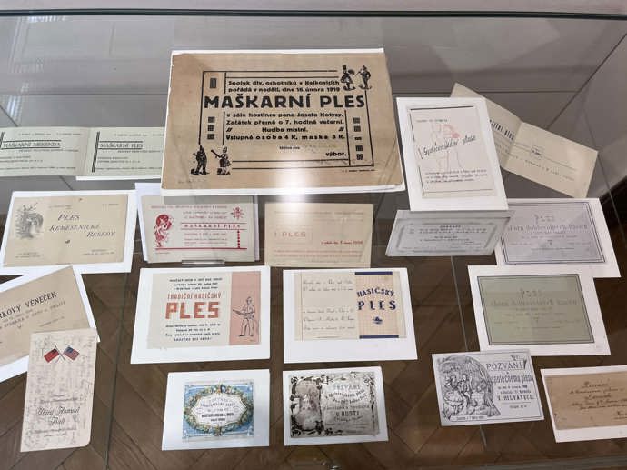 Později přibyly pozvánky tištěné, a to i v barvách. 