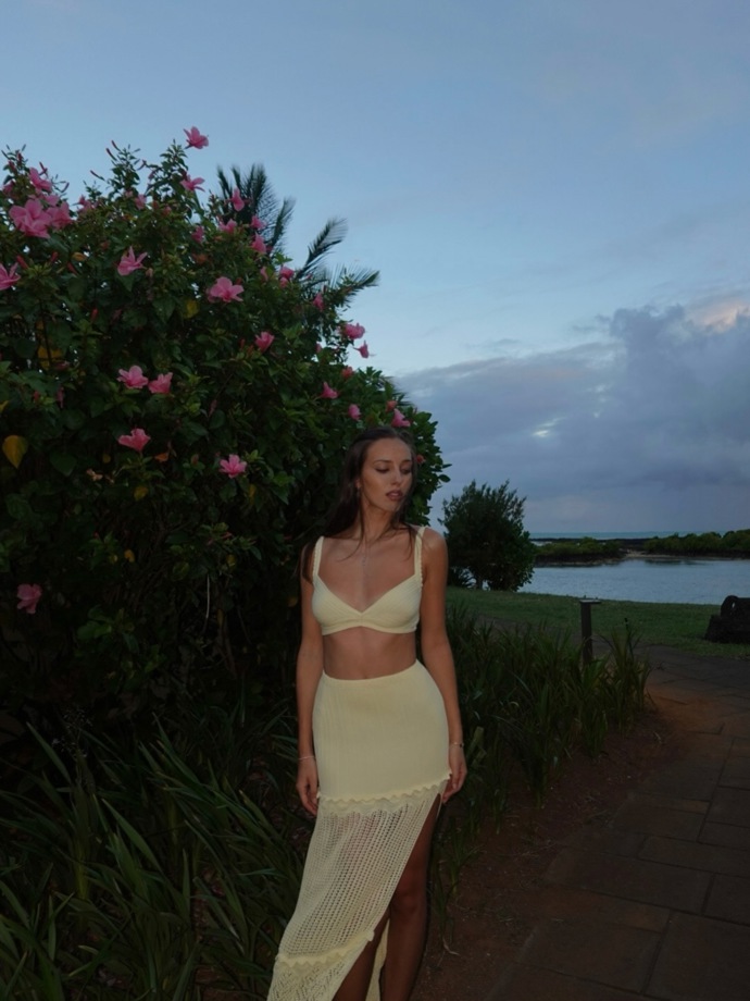 Charlotte Ella Gottová ukázala bříško.