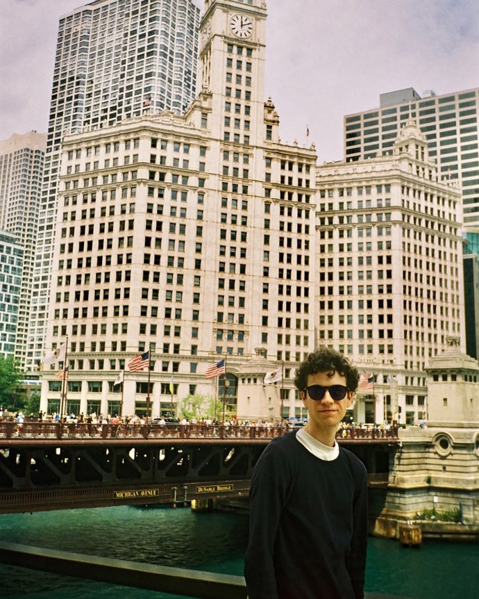 Mladý zpěvák a herec v interním výběru s přehledem porazil více než dvě stě padesát dalších konkurenčních skladeb.