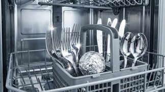 Vhoďte kuličku alobalu do košíku k příborům a zapněte myčku: Výsledek po otevření dvířek vás okamžitě ohromí