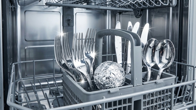 Jak vyleštit příbory v myčce: Jednoduchý trik s kouskem alobalu
