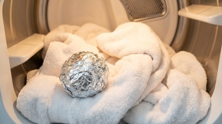 Hoďte k mokrému prádlu do sušičky pevnou kuličku z alobalu: Tato nečekaná finta vymaže statickou elektřinu a prádlo bude hebké jako z reklamy i bez drahé aviváže