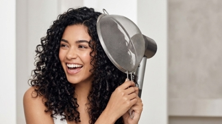 Sbohem krepaté vlasy bez tvaru: Trik s obyčejným kuchyňským sítkem vykouzlí vlny snů téměř zadarmo