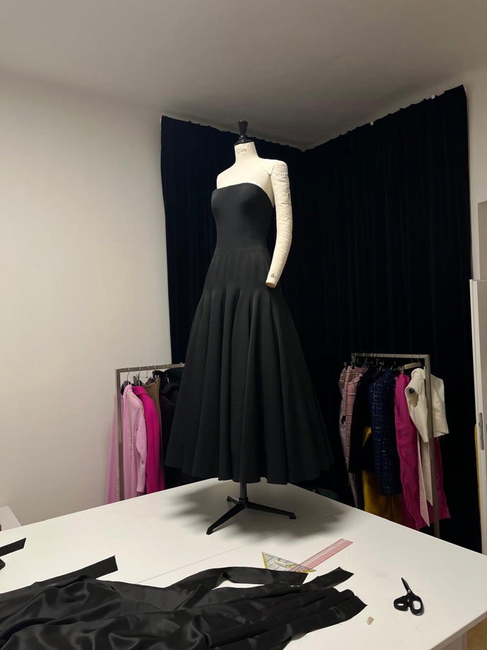 Střih šatů je jednoduchý, ale precizní, efektní a lichotivý. Jedině tehdy můžou podle návrháře černé šaty fungovat.