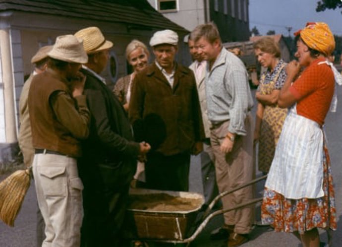 Objevil se také v oblíbeném seriálu Chalupáři (na snímku Gabriela Vránová, Josef Větrovec, Václav Sloup a Luba Skořepová).