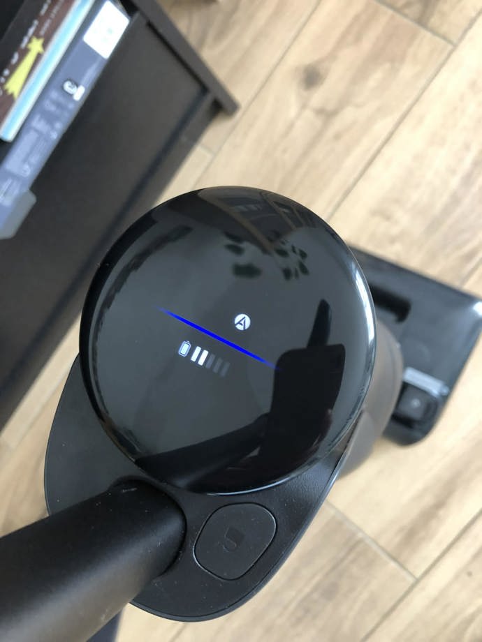 Roborock v akci - na displeji přehledně vidíte stav baterie a program, který si při vysávání zvolíte - dle síly intenzity.