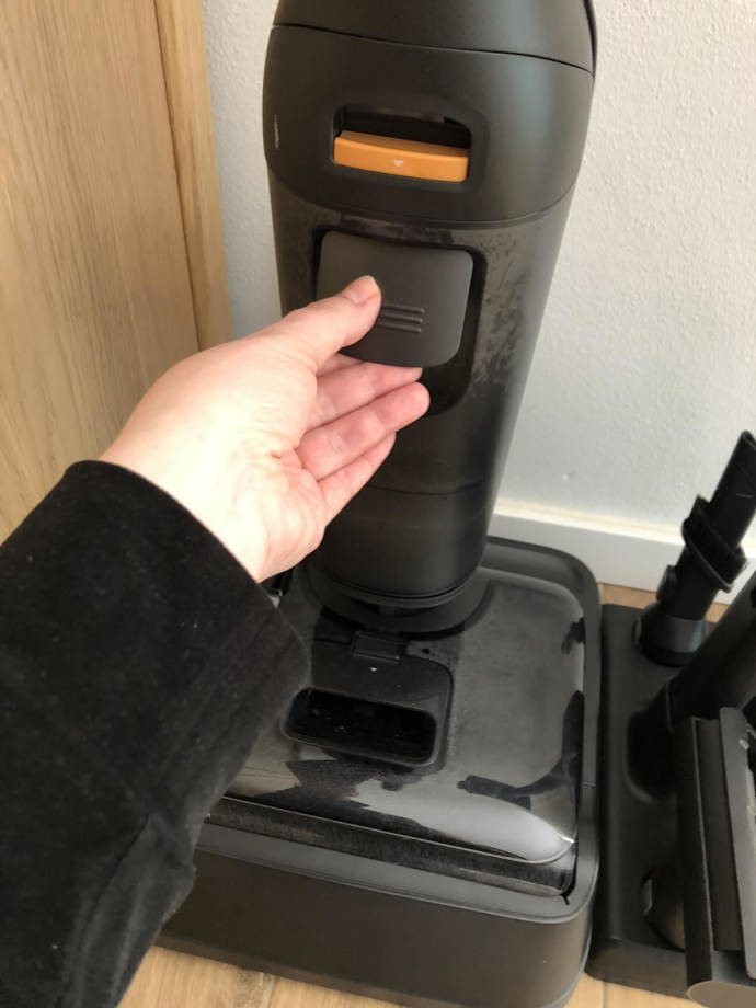 Poté, co je všude vysáto a vytřeno, dáte vysavač na základnu a spustíte program na samočištění. Trvá cca 30 minut a během něj se dokonale vyčistí i kartáč, dokonce se závěrem i dokonale vysuší.