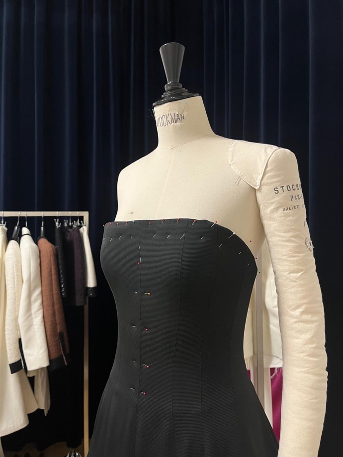 Šaty zdůrazňují pas a nechávají prostor pro šperky.