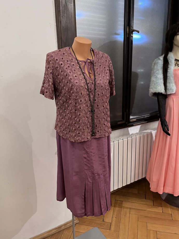 Takhle se dámy oblékají na mnohých vesnických zábavách dodnes. 