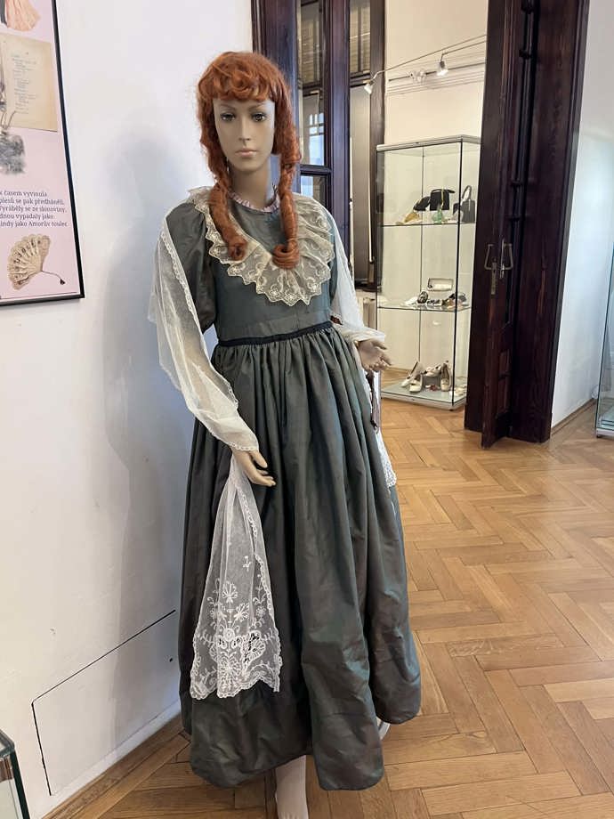 Dámy vyrážely na ples v těch nejlepších šatech, které si nechávaly šít na zakázku. 