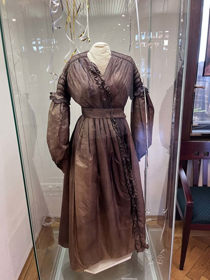 Mnohé róby disponují dlouhým rukávem, výstřihy jsou pouze decentní. 