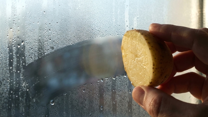 Jak zastavit rosení oken? Zkuste jednoduchý trik se syrovou bramborou